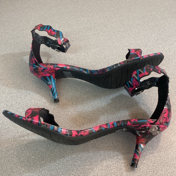 Fioni - scalloped floral 3” heels. Size 8 - Picture 5 of 6